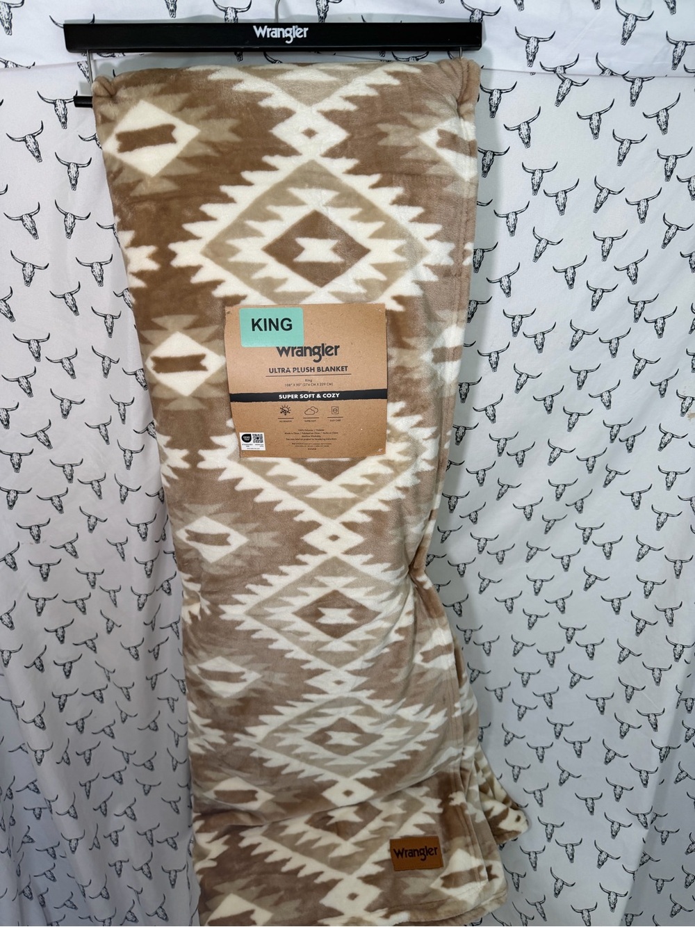 Wrangler King Ultra Plush Blanket in Tan and White Aztec Print